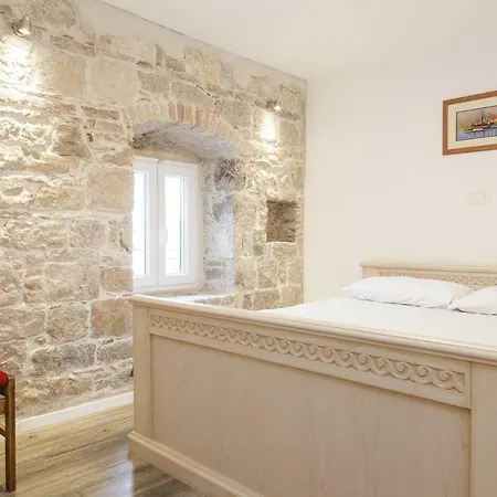 Stone Varos Apartment Split